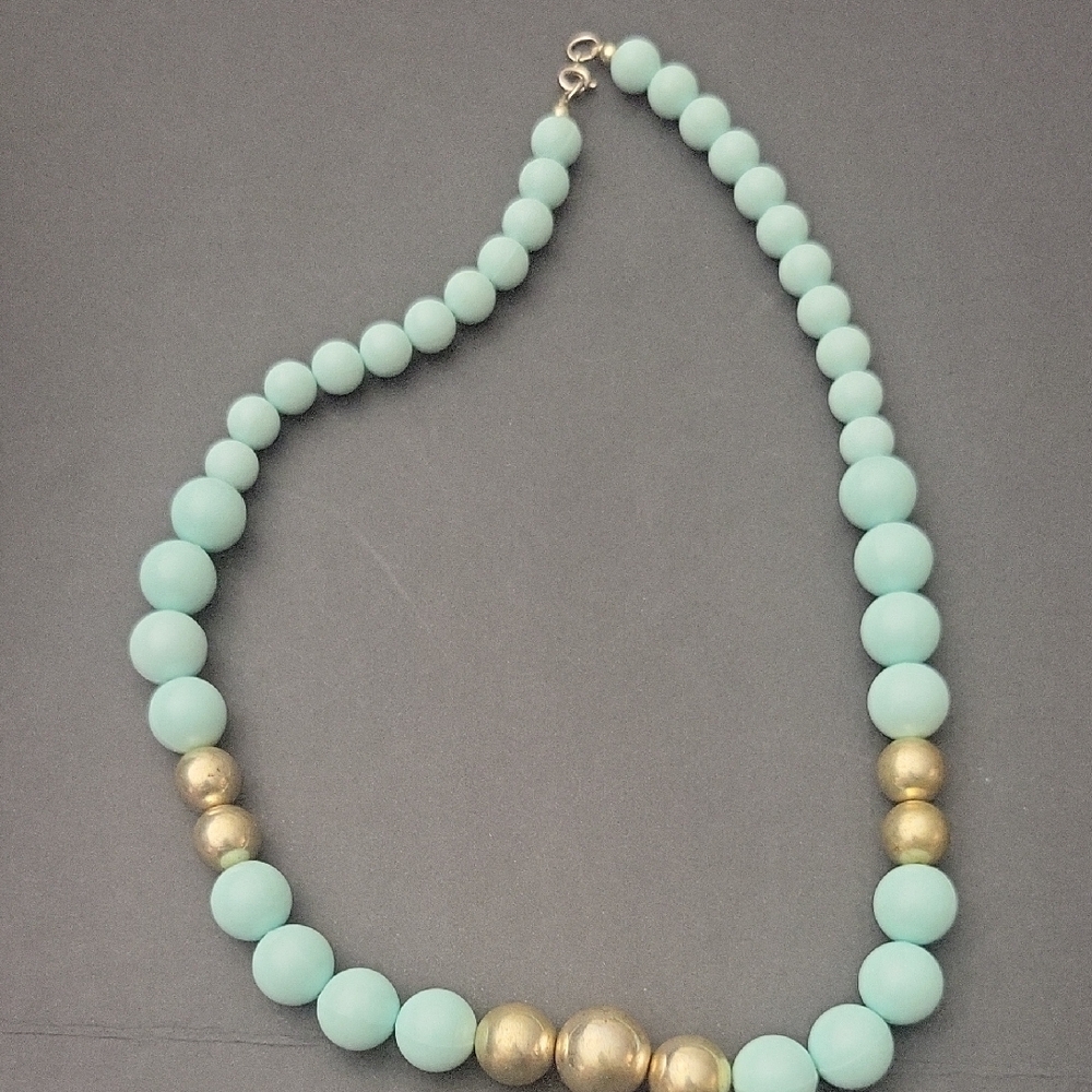Elegant Beaded Necklace in Turquoise and Gold